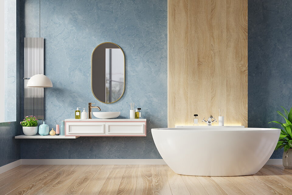 Modernes Badezimmer mit anthrazitfarbenen Wänden in Marmoroptik, mit Holzapplikationen und Armaturen in Retro-Optik