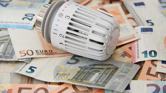 Heizungsförderung (Symbolbild): Ein Thermostat mit Euro-Scheinen