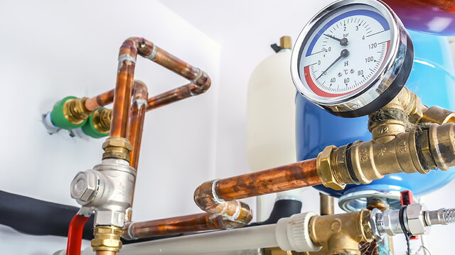 Hauptwasseranschlüsse im Keller: Leitungen, Hebel. Barometer, Filter- und Druckausgleichbehälter
