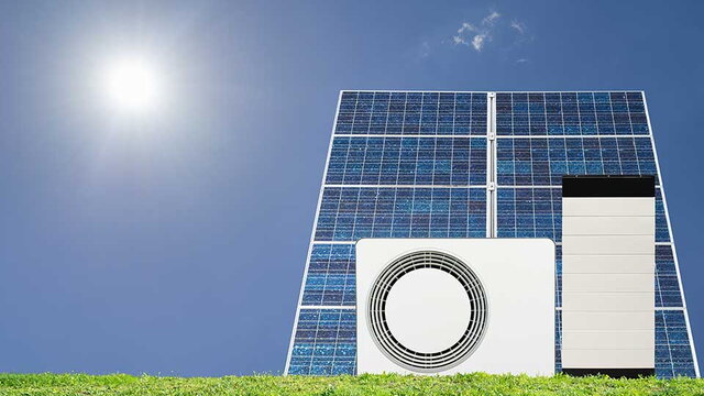 Das Bild zeigt eine Kombination aus Solarpaneelen, Wärmepumpe und Stromspeicher unter klarem Himmel mit Sonnenschein. Es symbolisiert die Nutzung erneuerbarer Energien und energieeffizienter Haustechnik, insbesondere im Zusammenhang mit nachhaltiger Strom