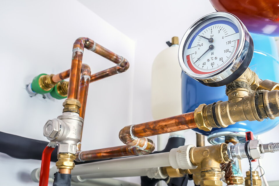 Hauptwasseranschlüsse im Keller: Leitungen, Hebel. Barometer, Filter- und Druckausgleichbehälter