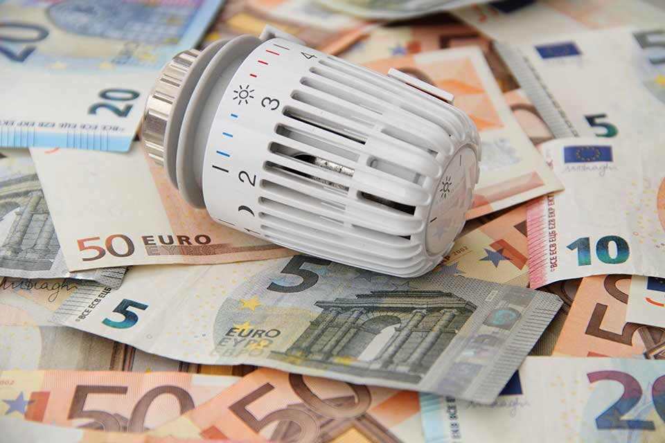 Heizungsförderung (Symbolbild): Ein Thermostat mit Euro-Scheinen